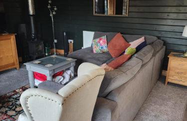 Chalet close to Heathrow T5, Windsor Castle, Legoland, Thorpe Park, with off road parking, free Wifi, private garden, spacious & fully equipped, cozy wood burner & comfy sofa, ideal for exploring London with trains to Waterloo, a beautiful unique retreat - Foto 2