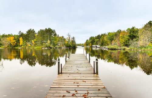 Sauna and Deck Wooded Cabin on Lake Vermilion! - Foto 1