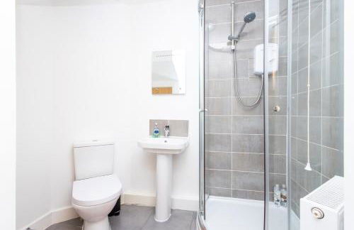 Carnforth 91 by Alt-Stay - 2 Bed En Suite Home - Parking, WiFi & King Bed - Contractors & Relocations - Weekly & Monthly Rates - Foto 19