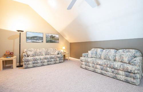 Amazing Lake Views with Pool, Loft, & Balcony - Foto 9