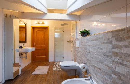 BERGSUCHT-Ruhpolding, Traumlage am sonnigen Südhang, kostenlose Parkplätze, schnelles WLAN, ruhige Sackgasse, NETFLIX inklusive - Foto 45