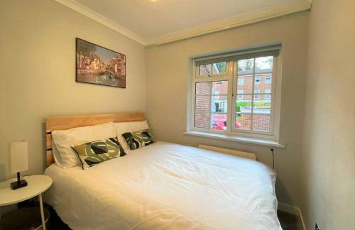 Redhill Town Centre 3 bed House near Gatwick Airport, easy commute to London - Foto 11