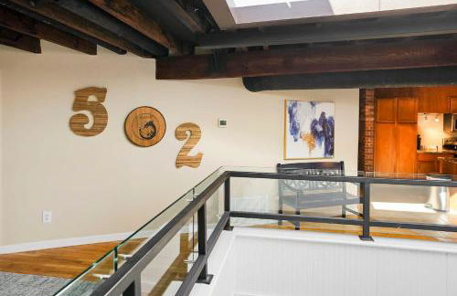 KING Penthouse Sleep8 4Bed 3BR 2BA Swepson Loft - Foto 42