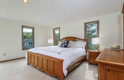 Stunning Spacious Cape Cod House with Water Views - Foto 13