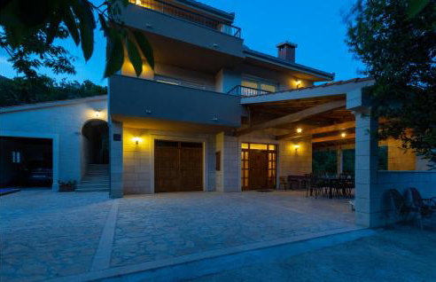 Three-Bedroom Apartment In Ostrvica - Photo 16