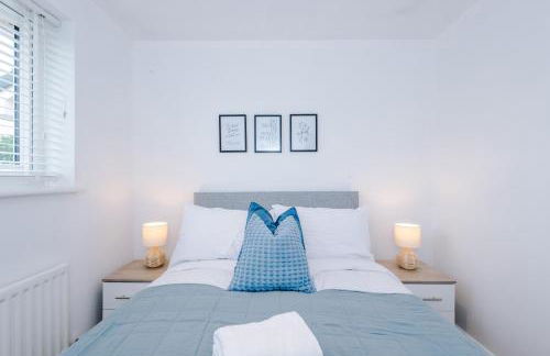 4BR Home for 8, Full Kitchen, Parking, WiFi in Northwich - Photo 65