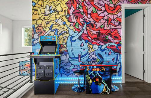 Austin Oasis Spacious 4BR Retreat with Hot Tub Cowboy Pool and Infrared Sauna Perfect for Families and Bachelorettes - Photo 20