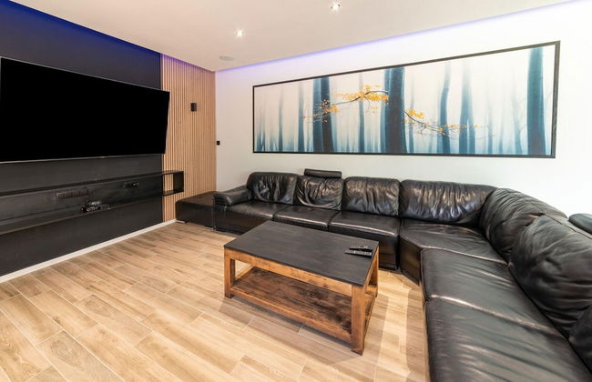 Mansion With Pool & Bar - Photo 16