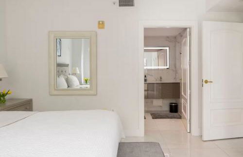 Beachfront Bentley Hotel One Bedroom Suite with Balcony and Beach access - Foto 13