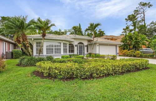 Spacious 3 Bed 3 Bath Pool Home in Naples - Photo 9