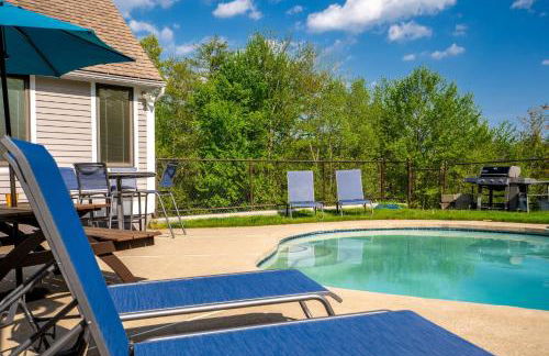 Maine Pondfront Home Sleeps 22 - Pool & Hot Tub - Photo 64