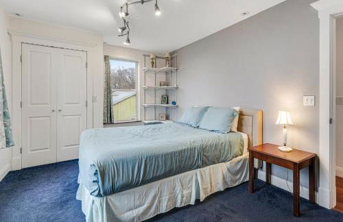 The Artist's Lakeside Hideaway - Foto 32