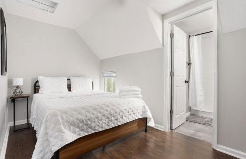 Chic 3BR Home with Fire Pit-Private Yard-Family Friendly - Foto 41