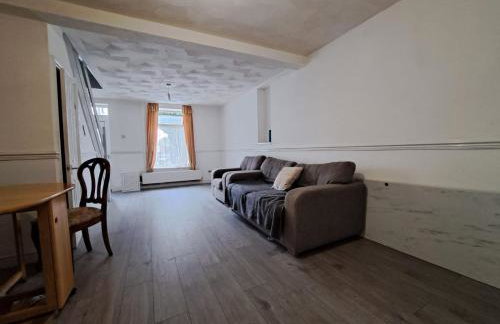 Cheerful 2 bed house free parking nearby park - Photo 2