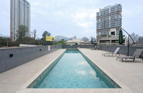 Localização Central! A 450 metros da Vila Germânica Loft com Piscina, Ar-Condicionado, Wi-Fi, Cozinha completa, Garagem Privativa, Espaço Zen, Academia, Sauna, e Mercadinho 24h - Foto 26