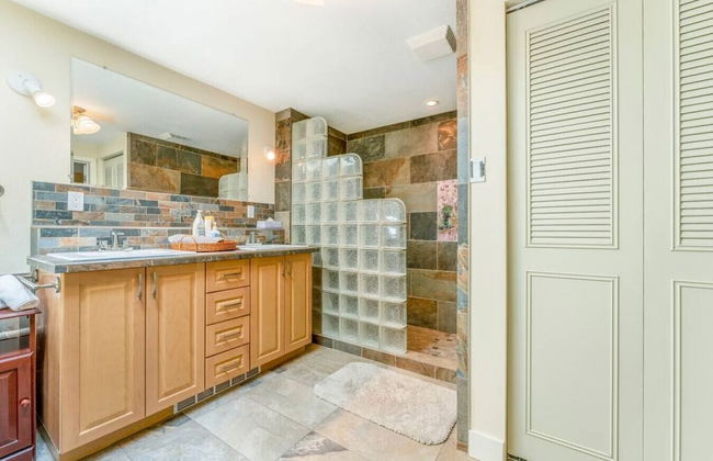 LUXURIOUS 5,500 sqft Home: 5 Br/5 Ba | PRIVATE Pool & Hot Tub | STEPS to Beach - Foto 34