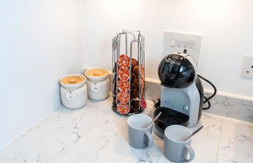 Tranquil 2-Bed Apartment, Balcony, Sleeps 6, 7 Minute Drive to King's Cross St Pancras - By City Peace - Foto 18
