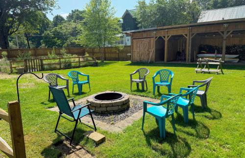 91M Renovated Bethlehem home with hot tub, firepit, large yard, walk to restaurants - Photo 3