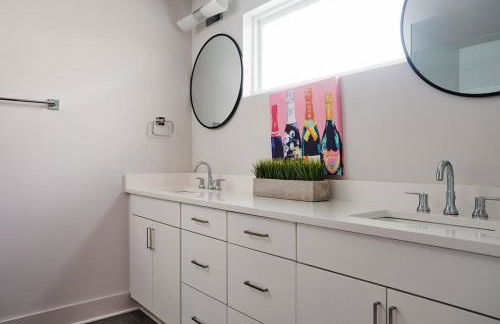 Ultimate Bach 10min to DT IG Walls Every Room - Foto 36