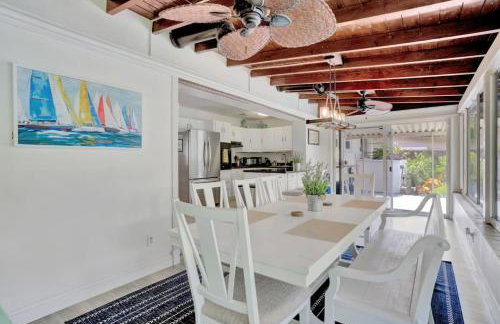Eagle's Way with Firepit Heated Pool and Sunroom Near BEACH - Foto 12