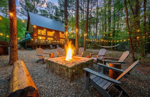 Hickory Bear - Cabin surrounded by pines, Sleeps 10, Hot Tub, Fire Pit, Arcade, Foosball Table & Deck Slide - Photo 1