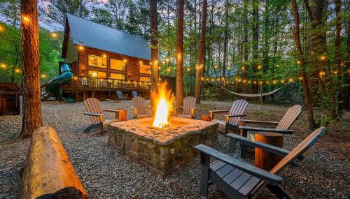Hickory Bear - Cabin surrounded by pines, Sleeps 10, Hot Tub, Fire Pit, Arcade, Foosball Table & Deck Slide - Foto 1
