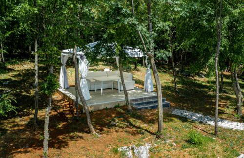 Beautiful villa Eden with pool and jacuzzi immersed in the vegetation - Foto 17