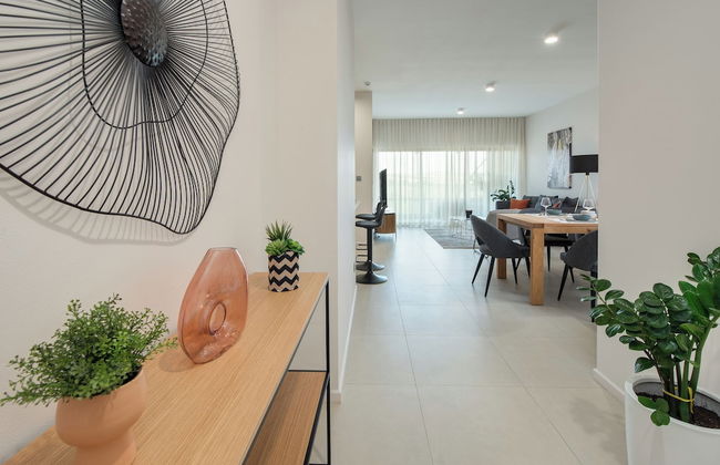 The Luxury Verdant Garden Hotel - Photo 2