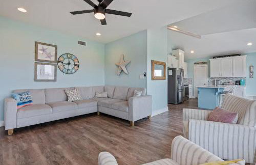 Steps to the Beach | Tiki Bar Fun | Epic Bay Views | Sleeps 8 - Foto 12