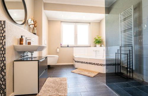 Design Apartment zentral für 6 in Andernach: Ausblick, WiFi, Küche - Photo 28