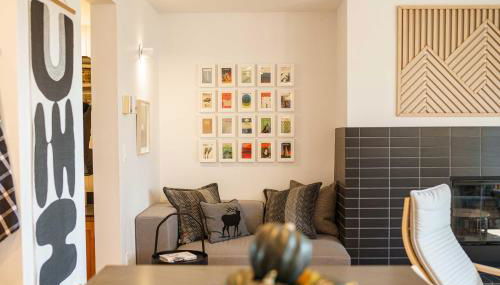 Chic Bend Condo with Fireplace and Forest Views! - Foto 5