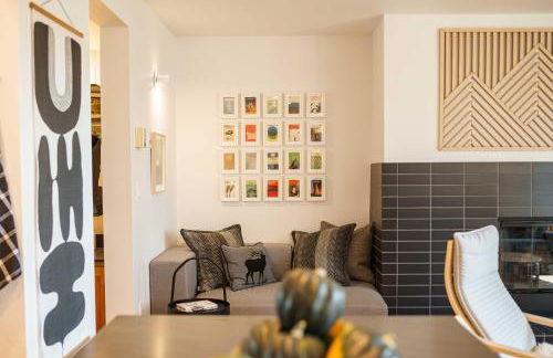 Chic Bend Condo with Fireplace and Forest Views! - Foto 5