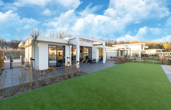 Cozy Villa With Lakeside Views - Photo 37