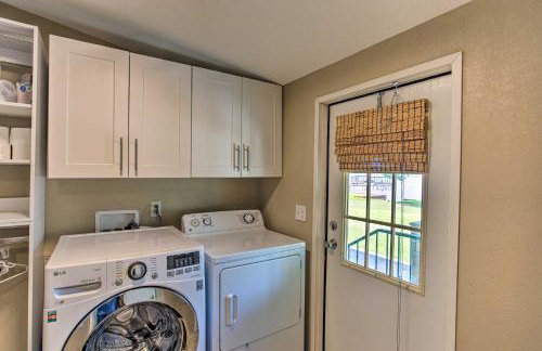 Lakefront Retreat with Pier, Bar Hut and Fireplace! - Foto 16