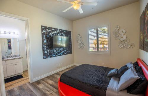 3400 SqFt House W/40Ft Heated Pool/Spa- Strip View - Photo 26