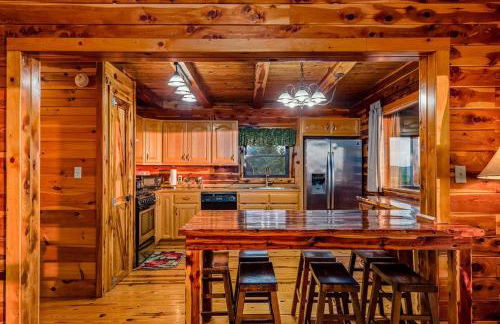 Lodge at OZK Ranch- Incredible mountaintop cabin with hot tub and views - Photo 17