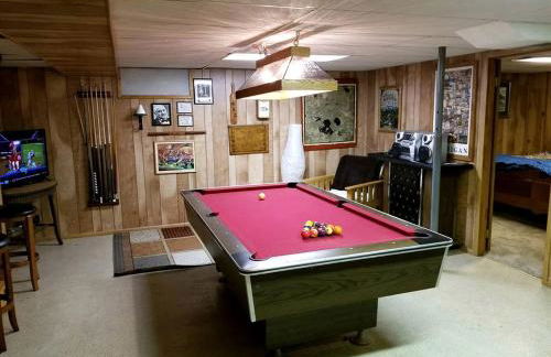 Secluded Lake Cottage Rental with a Dock and a Game Room in Hale, Michigan - Foto 5