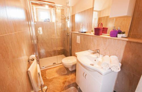 Villa Anton, a luxurious rustic villa in a peaceful setting - Foto 11