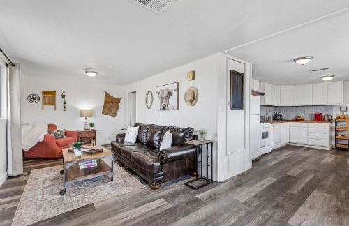 Grand Canyon Ranch Home - Western History - Big city lot - AC! - Photo 1