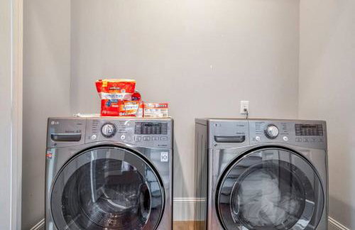 Luxury Downtown Home w Rooftop Deck in the Skyline - Photo 63