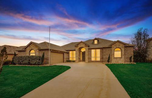 5-Bed 2-Bath with Pool & Backyard Retreat - Foto 42