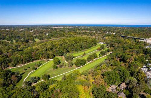 Spacious 4BR in Kamms Corners Cleveland - Game Room - Sleeps 9 - Foto 43