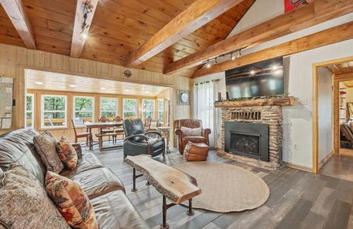 Sitting Bear Cottage with Hot Tub - Photo 21