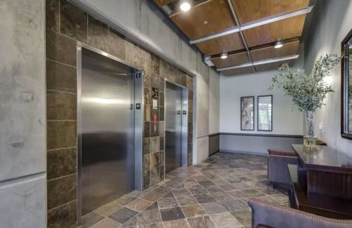 Downtown Condo Above Restaraunts- Free Parking - Foto 43