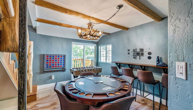 10 Mins to the Lake, Hot Tub & Game Room, Modern Cabin Bearpaw by Avantstay - Foto 4, Interior