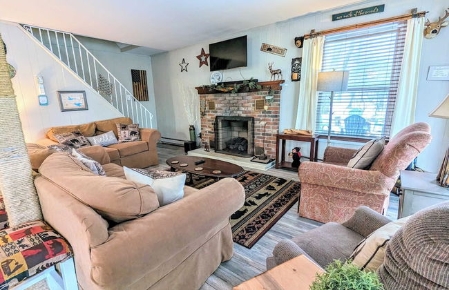 Harmony Cottage by Avantstay Lake Access, Hot Tub, Fire Pit, & Game Room - Foto 8