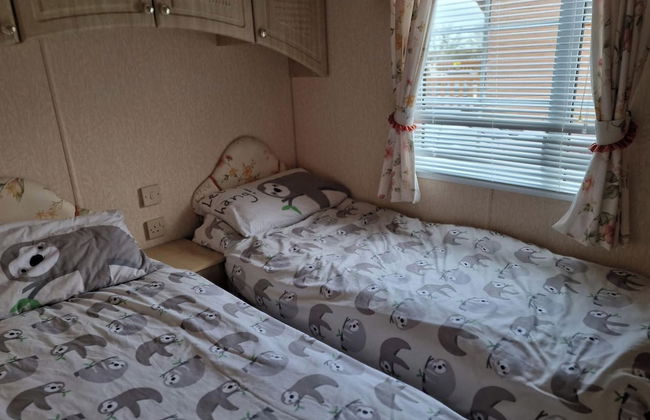 Caravan - Sleeps 4 - Pet Friendly - Parking - Photo 4