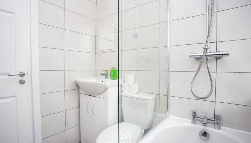 Stylish 3-Bed - Newcastle City Centre - Long Stays - Foto 5, Shower