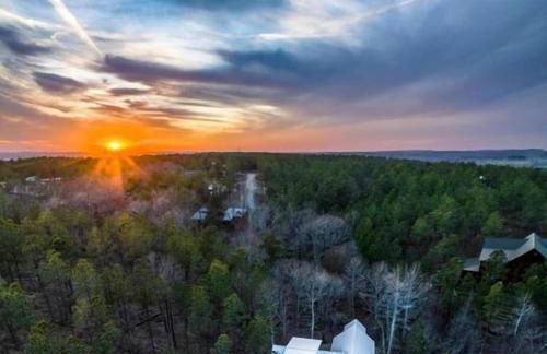 Winter Retreat in the Pines, Cozy Cabin & Fire Pit Nights - Foto 24