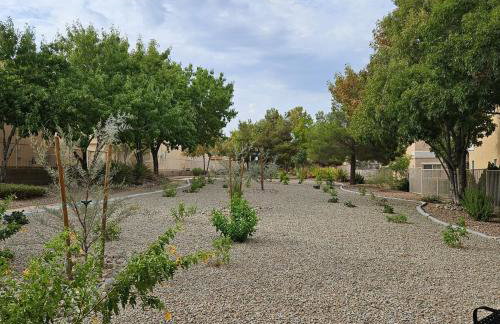 This cute 3 bedroom 2 and half bath is cozy - Photo 56